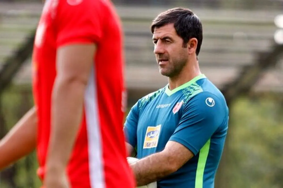 ژست خاص آقا کریم روی نیمکت پرسپولیس/عکس