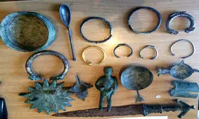 کشف ١۵٠٩ قلم اشیای اصل و بدل تاریخی در استان همدان