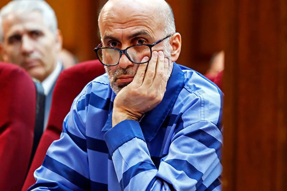 تصویری از حجم پرونده اکبر طبری در دادگاه امروز