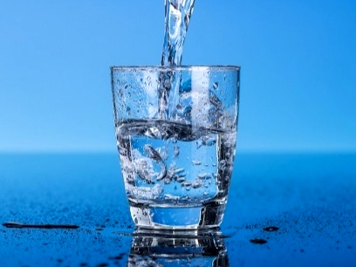 آیا نوشیدن آب فراوان می‌تواند کرونا را از بدن خارج کند؟