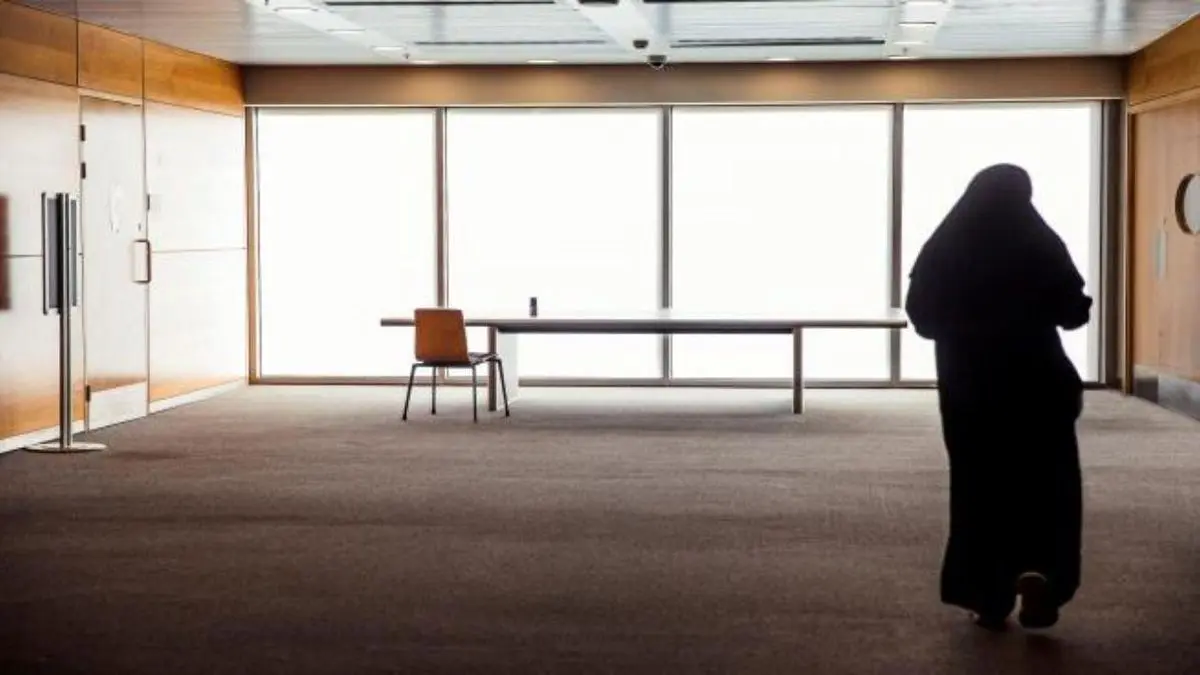 زن کویتی به دلیل داشتن ۲ هویت، ۲ شغل و ۲ همسر محاکمه شد