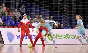 دختران فوتسالیست تست کرونا می‌دهند