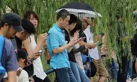 استفاده از تلفن همراه حین راه رفتن در یکی از شهرهای ژاپن ممنوع شد