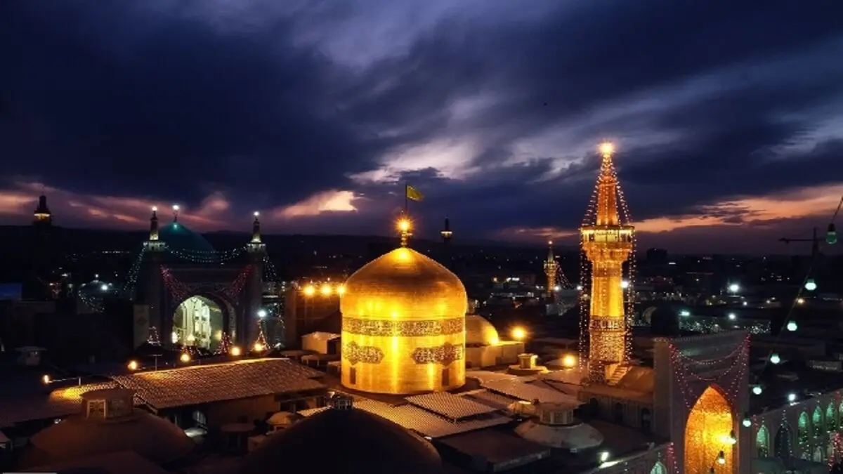 تعویض پرچم حرم مطهر رضوی