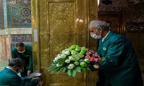 ببینید| گلباران ضریح مطهر رضوی توسط خدام بارگاه امام مهربانی