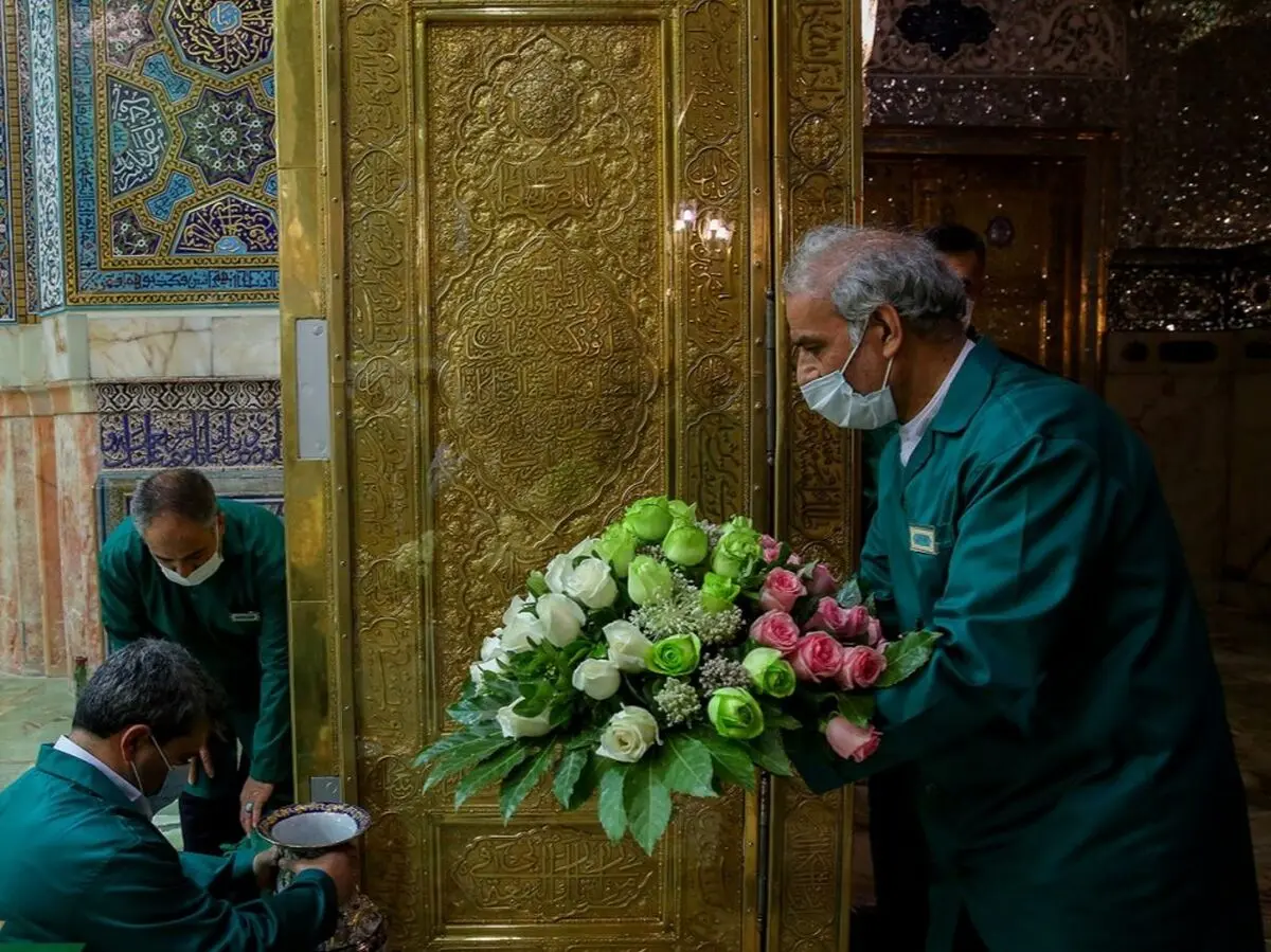 ببینید| گلباران ضریح مطهر رضوی توسط خدام بارگاه امام مهربانی