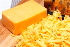 نشانه‌هایی که باید کمتر پنیر بخورید