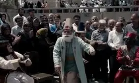 ببینید| آوازخوانی باران کوثری و سیروس گرجستانی مقابل تئاتر شهر