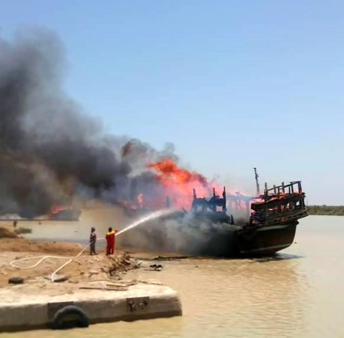 2 شناور در بندر هندیجان در آتش سوخت