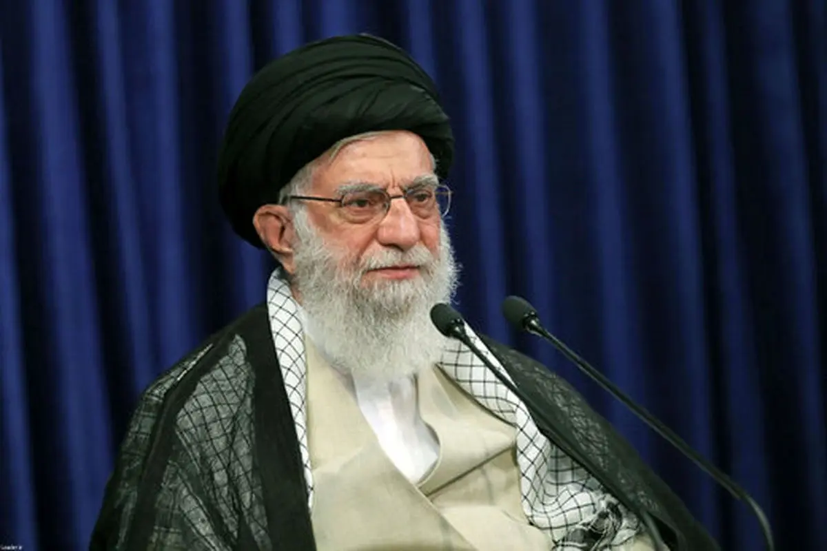 تصویری کمتر دیده شده از رهبر انقلاب در کنار پدرشان