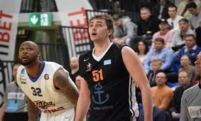 خانه ورزشکار مشهور استونی پس از برخورد صاعقه سوخت + عکس