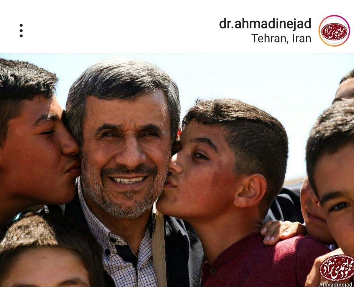 عکس محمود احمدی نژاد در روز "بوسه" حاشیه ساز شد