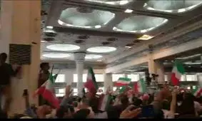 فیلم خبرنگار خبرفوری از همایش رئیسی در مصلی تهران/ وقتی مجری برنامه روحانی را خطاب قرار می‌دهد