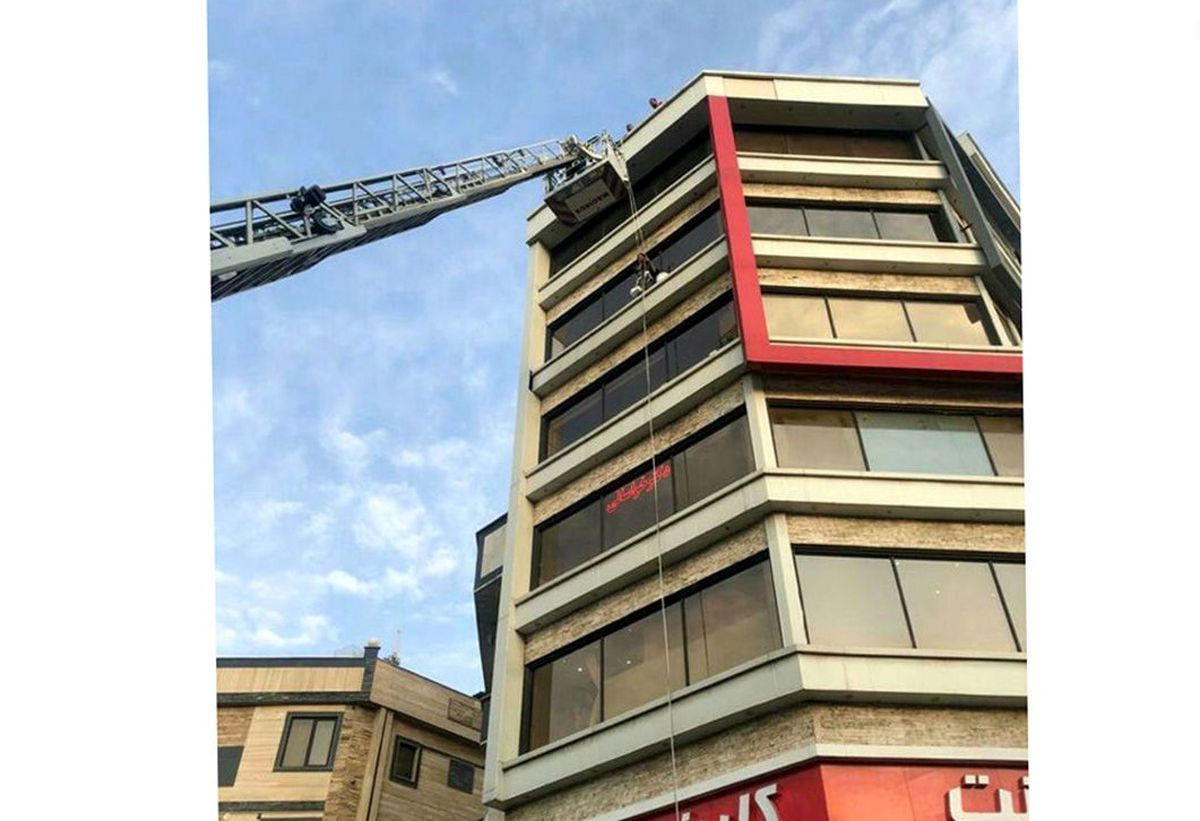 نجات کارگر گرفتار بین زمین و هوا
