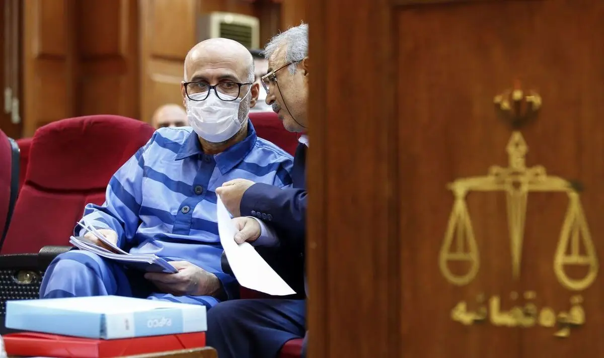 فیلم مستند مواجهه حضوری طبری و مشایخ در بازداشتگاه