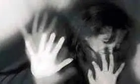 آزار جنسی آقای دکتر به زن جوان در یک قدمی شوهرش