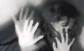 آزار جنسی آقای دکتر به زن جوان در یک قدمی شوهرش