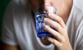 آیا غرغره آب نمک تاثیری بر کاهش علایم کووید-۱۹ دارد؟