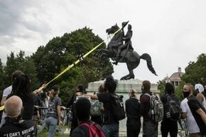 دستگیری ۴ تن به اتهام تخریب مجسمه اندرو جکسون در نزدیک کاخ سفید