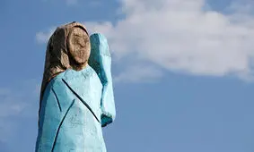 مجسمه چوبی همسر ترامپ در اسلوونی سوزانده شد