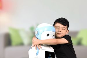 ربات جذابی که دوست صمیمی کودکان است + تصاویر
