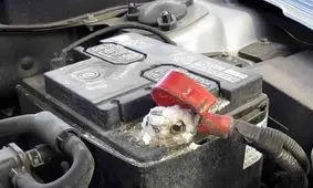 چرا سر باتری ماشین سولفاته می‌زند؟