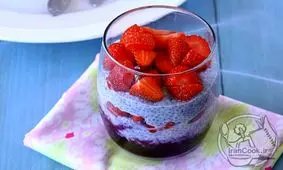 پودینگ تخم شربتی و توت فرنگی