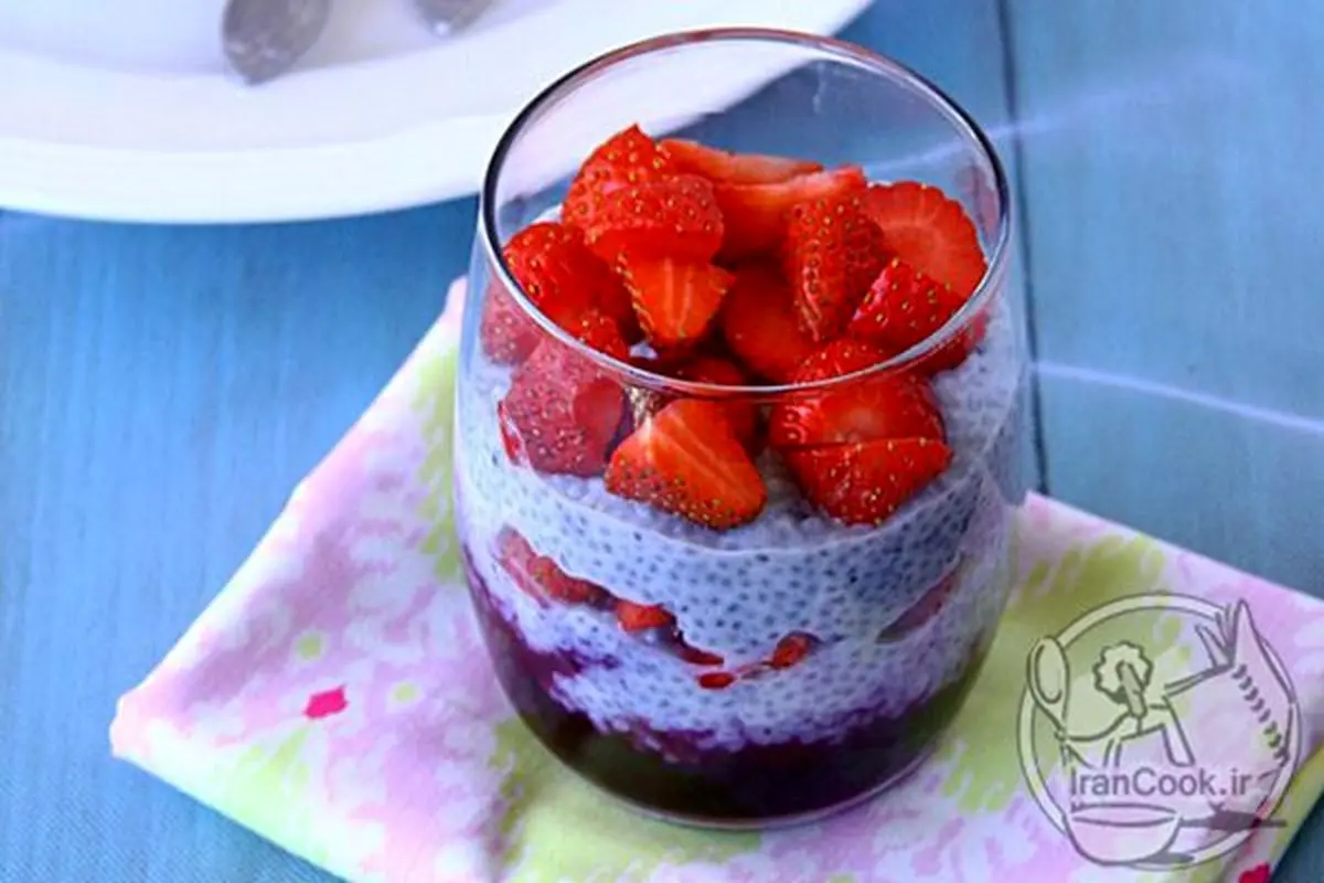 پودینگ تخم شربتی و توت فرنگی