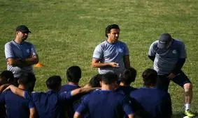 آموزش گلزنی فرهاد به مهاجمان استقلال/عکس