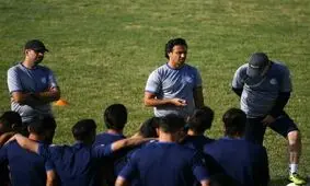 آموزش گلزنی فرهاد به مهاجمان استقلال/عکس