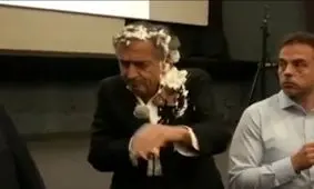 فیلم / کیکی که برای اعتراض به صورت کارگردان پرت شد