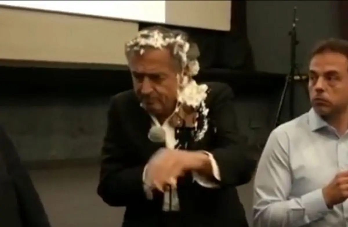 فیلم / کیکی که برای اعتراض به صورت کارگردان پرت شد