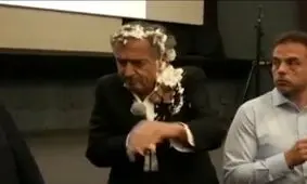 فیلم / کیکی که برای اعتراض به صورت کارگردان پرت شد