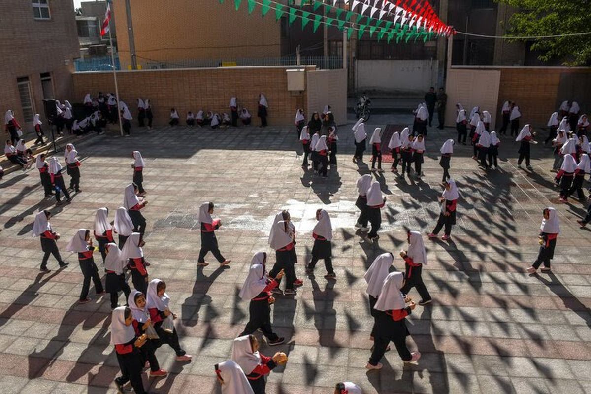 اجبار در تهیه لباس فرم دانش‌آموزان منع قانونی دارد