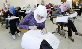 یک پسر جوان با لباس زنانه در امتحان نهایی حاضر شد