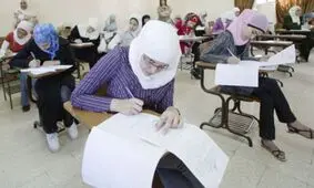 یک پسر جوان با لباس زنانه در امتحان نهایی حاضر شد