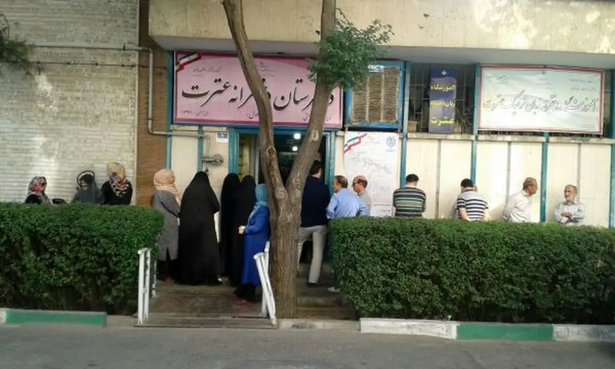 نبود تعرفه و تشکیل صف در مقابل شعبه های رای گیری