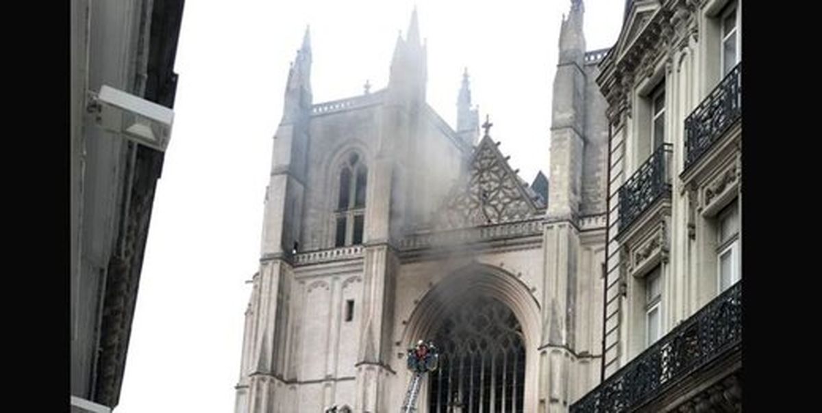 آتش گرفتن دومین کلیسا در فرانسه پس از نوتردام / عکس