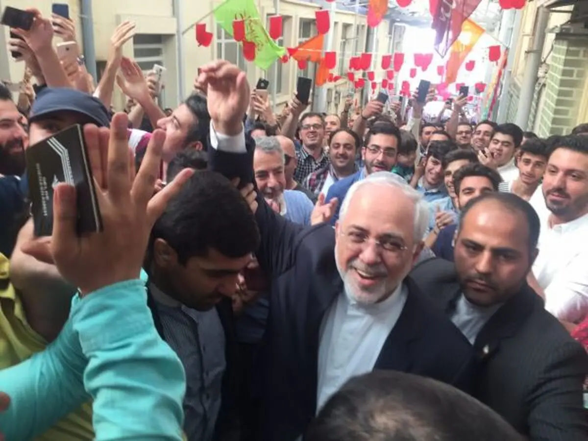 ورود محمد‌جواد ظریف به حسینیه جماران برای رای‌ریزی