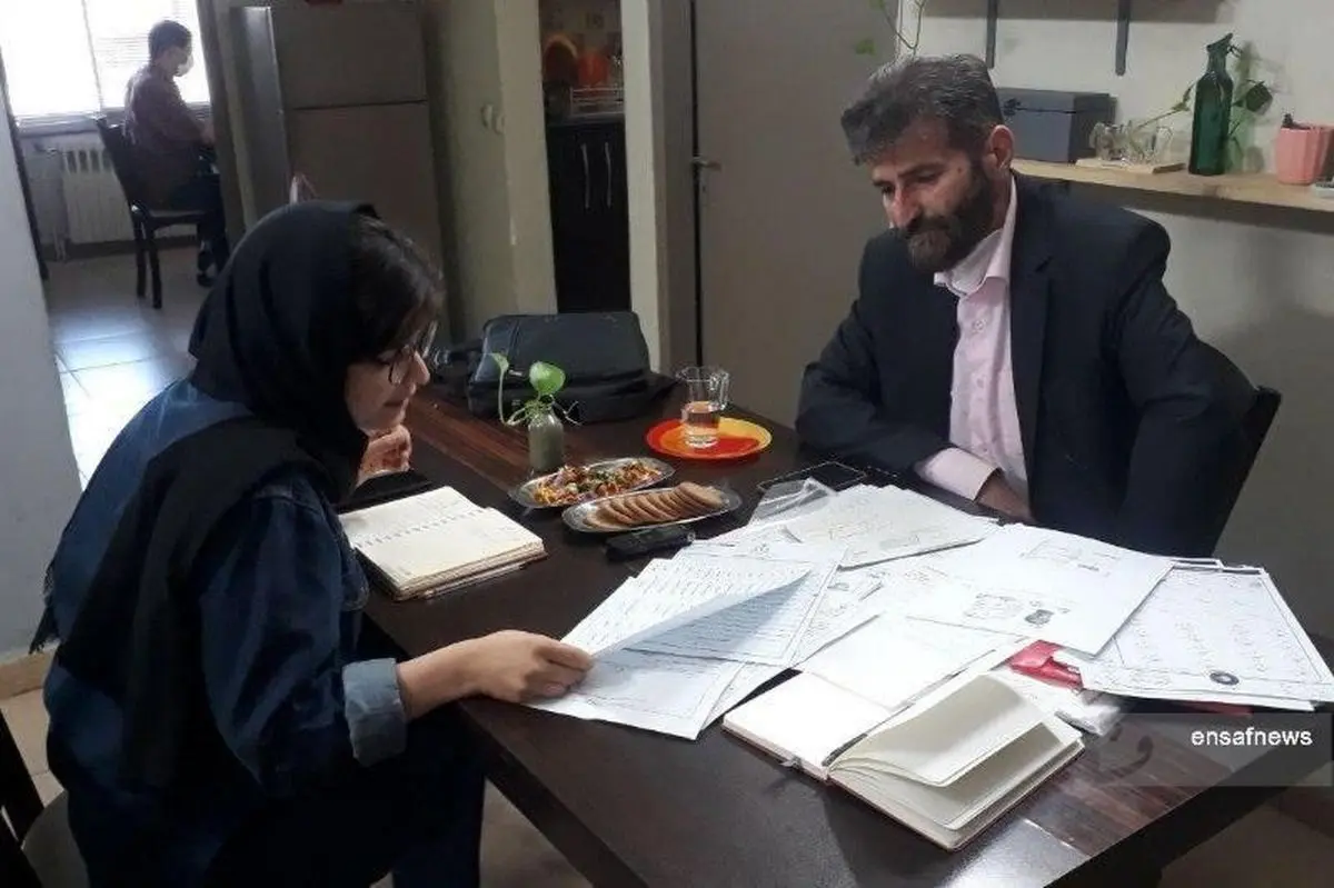 احمدی نژاد تا بندر عباس می‌رود تا دست کسی را ببوسد، بیا دست من را ببوس