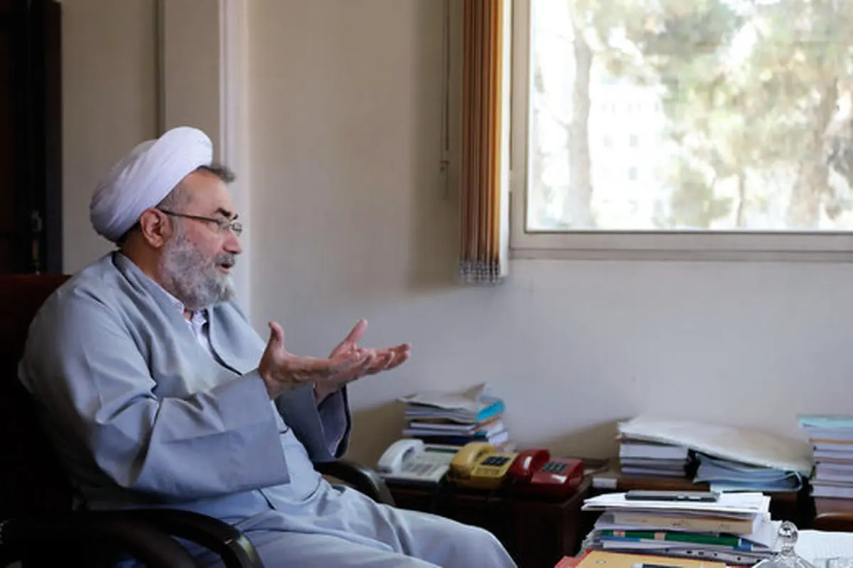  تعارف با این و آن را کنار بگذارید/ در برگزاری مراسم محرم هیچ‌ یک از اصول مبارزه با کرونا را نمی‌توان رعایت کرد