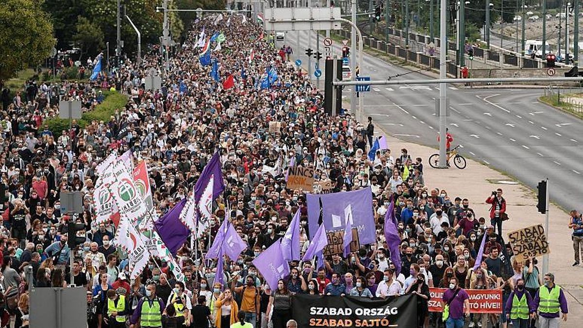 برکناری سردبیر یک رسانه مستقل در مجارستان هزاران نفر را به خیابان کشاند