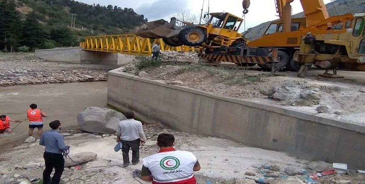 مفقود شدن راننده لودر پس از سقوط در رودخانه چالوس + عکس