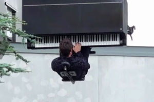 نواختن پیانو در حال پرواز با جرثقیل/ ویدئو