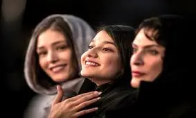 چهره بازیگران زن سینمای ایران بر دیواری در فرانسه / عکس