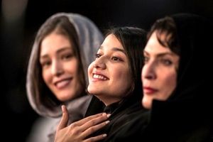 چهره بازیگران زن سینمای ایران بر دیواری در فرانسه / عکس