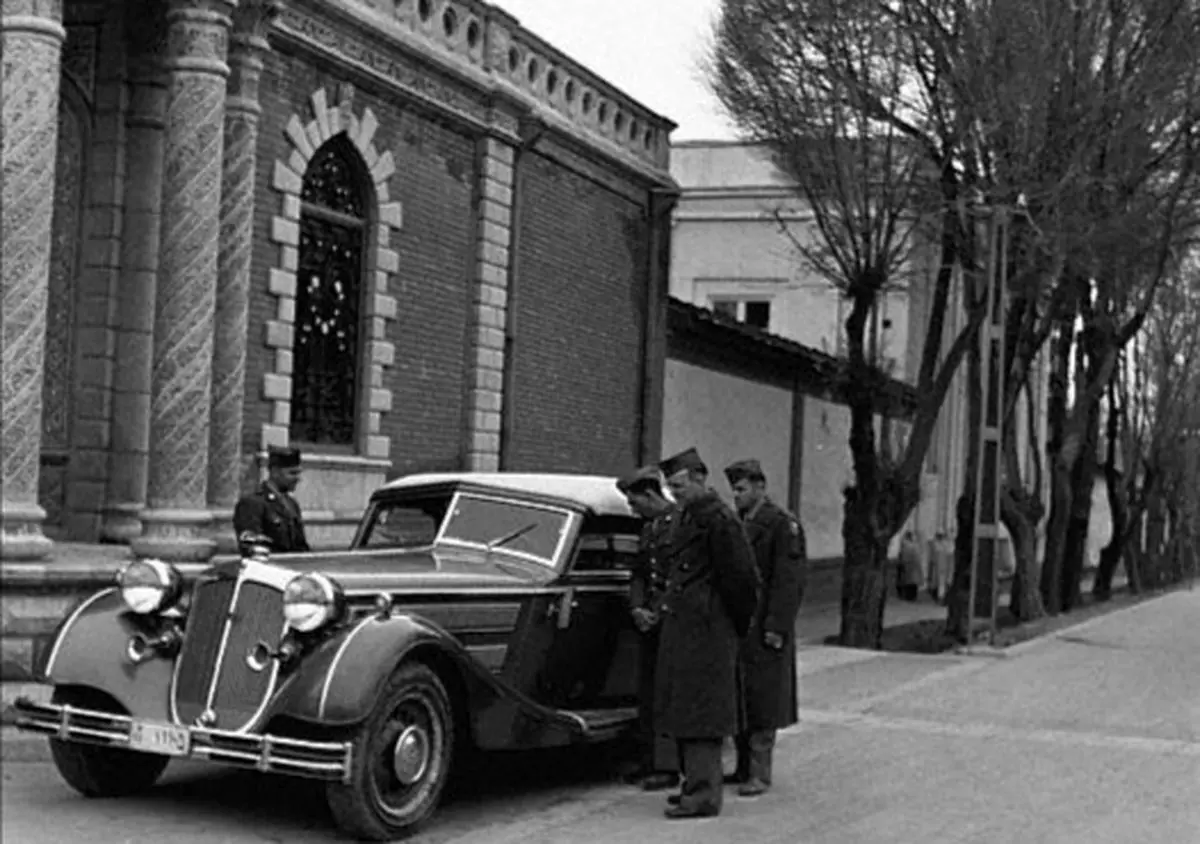 شهربانی: هنگام عبور اتومبیل شاهنشاه در خیابان‌ها رفت‌وآمد وسائل نقلیه آزاد است