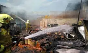 حریق گسترده در باراندازی در خیابان فداییان اسلام/ عملیات اطفای حریق ادامه دارد