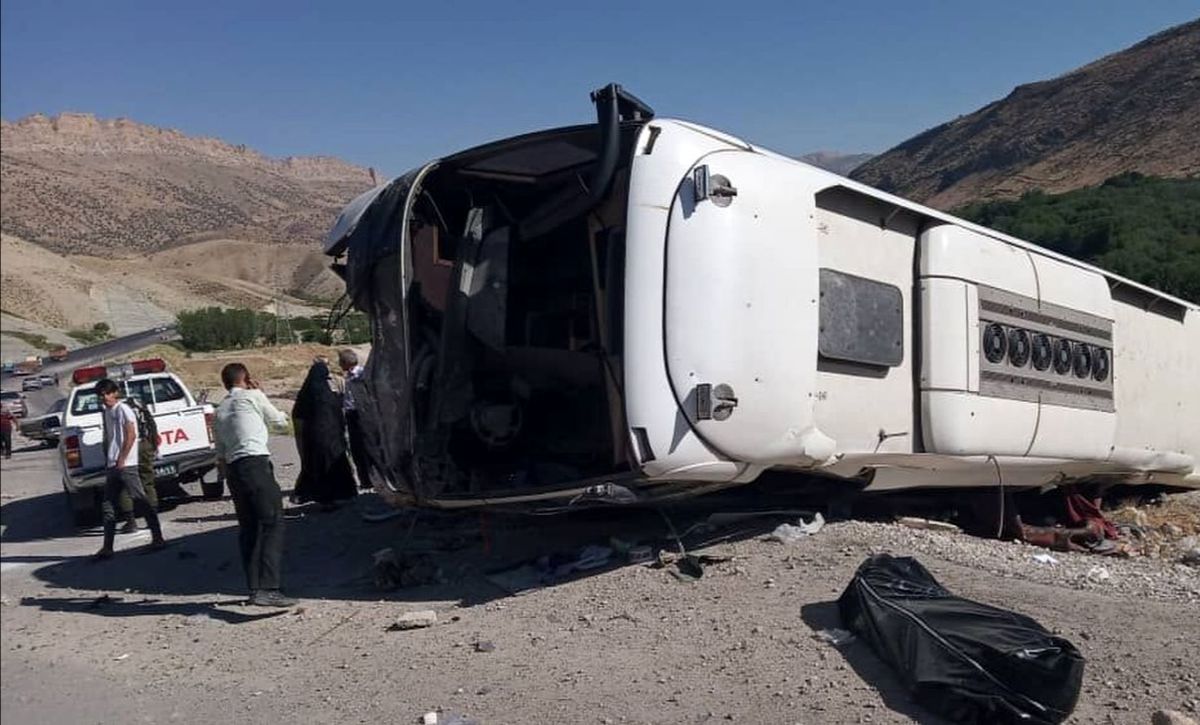 واژگونی یک دستگاه اتوبوس در اتوبان کرج / یک تن کشته و ۲۷ تن مجروح شدند