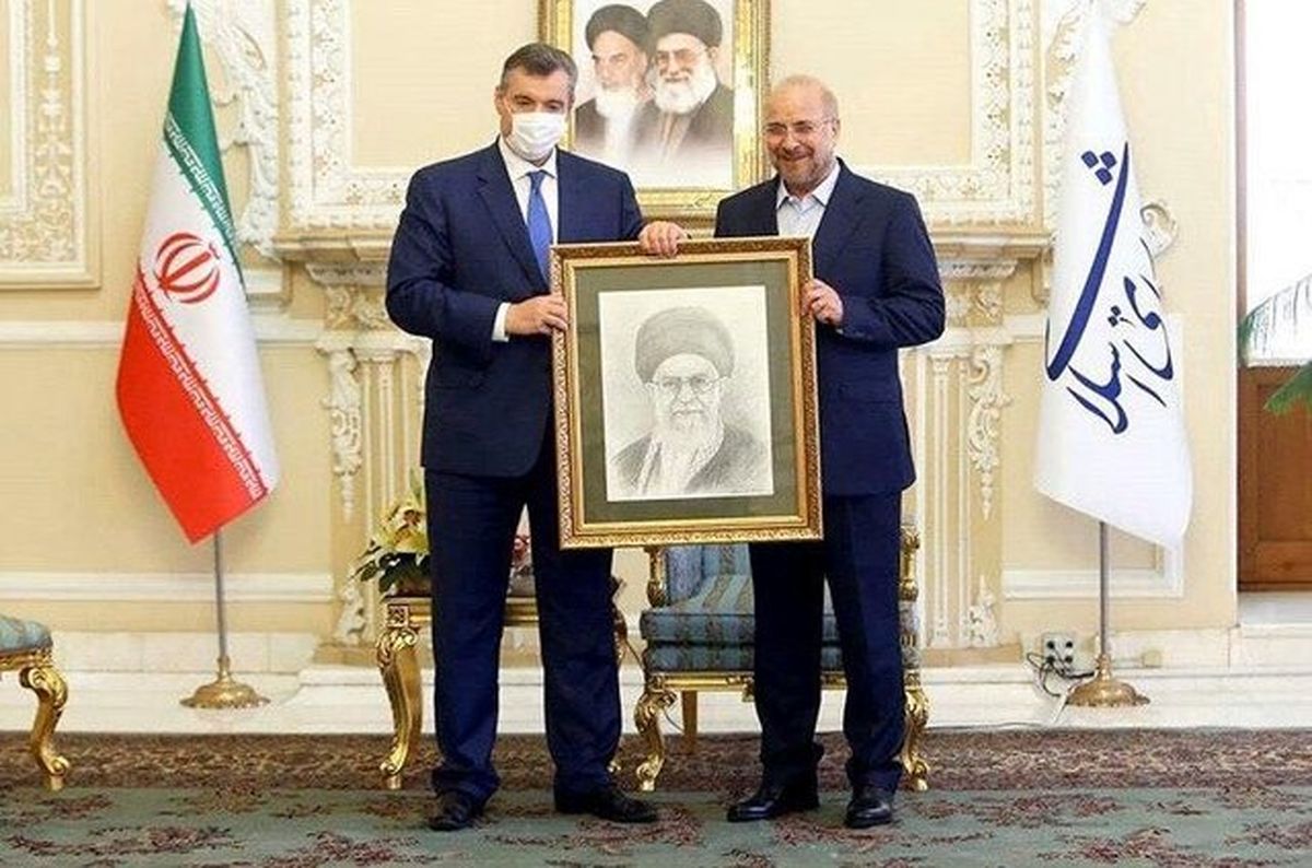 اهدای تابلوی منقش به تصویر رهبری از سوی فرستادۀ رئیس دومای روسیه به قالیباف